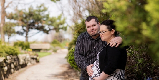 pregnant couple in park in kingston ontario