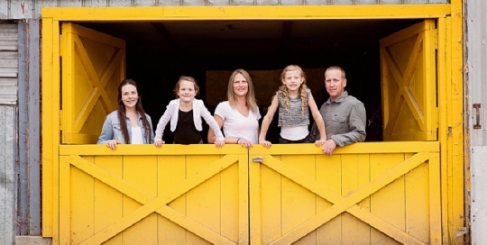 barn family portraits yellow door