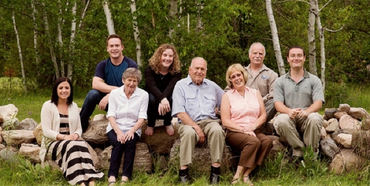 extended family photoshoot on rocks