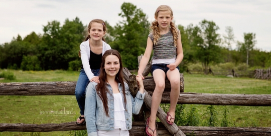 sibling picture on rail fence