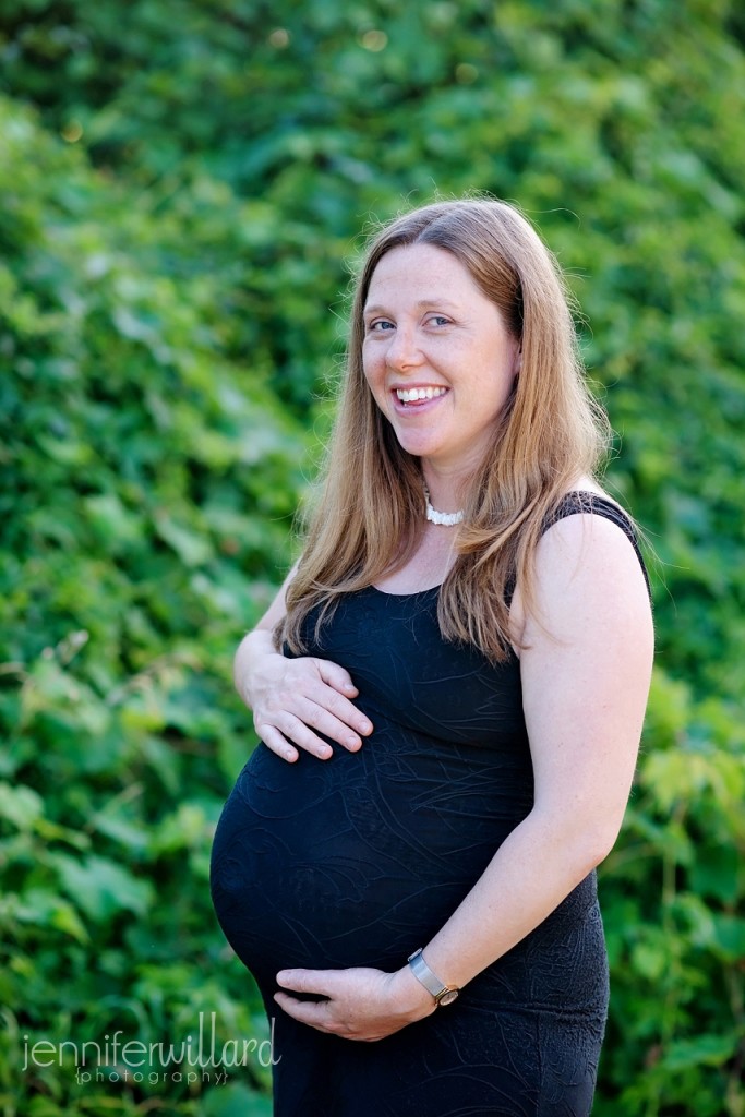 outdoor maternity portrait