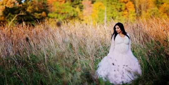 maternity portrait in field