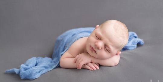 baby-portrait-studio-grey-blanket-blue-wrap