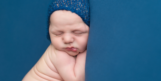 baby-pose-blue-blanket-bonnet-ygk