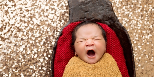 newborn-baby-boy-gold-yellow-red-sequin-trench-bowl-baby-portrait-kingston-ontario-newborn-photographer-01