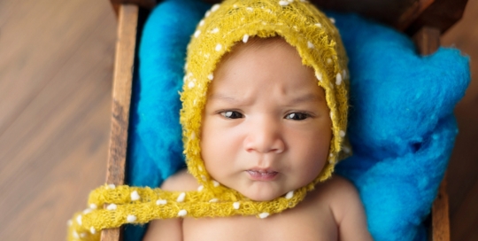 newborn-baby-boy-yellow-bonnet-blue-blanket-wood-cradle-baby-bed-kingston-ontario-portrait-studio-01