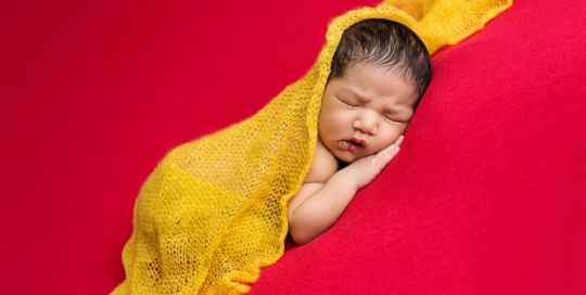 red-blanket-yellow-wrap-newborn-baby-boy-kingston-ontario-newborn-photography-01