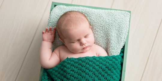 newborn-baby-boy-green-crate-blanket-sleeping-white-wood-floor-kingston-ontario-baby-photography-studio-01