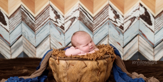 newborn-baby-boy-burlap-basket-blue-brown-wood-backdrop-kingston-ontario-photography-studio-01