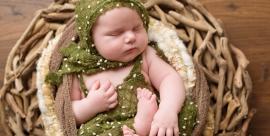 newborn-baby-boy-green-hat-romper-twig-bowl-brown-wrap-kingston-newborn-photography-studio-01