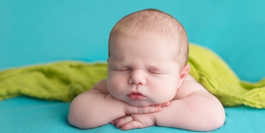 baby-boy-blue-blanket-green-wrap-kingston-ontario-photography-studio-01