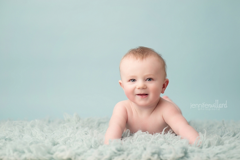 baby-milestone-6-months-blue-backgound-kingston-ontario-photographer-01