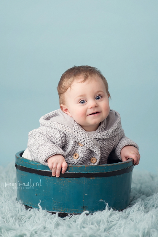 baby-boy-blue-backdrop-bucket-kingston-ontario-baby-photographer-01