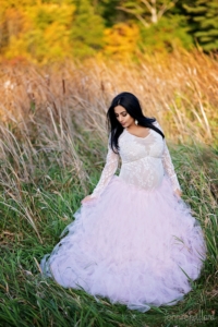 pregnant-mother-tulle-skirt-field-meadow-autumn-lemoine-point-kingston-ontario-maternity-portrait-photographer-01