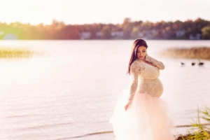 pink-tulle-skirt-lace-top-lemoine-point-lakeside-maternity-portrait-kingston-ontario-pregnancy-photography-01