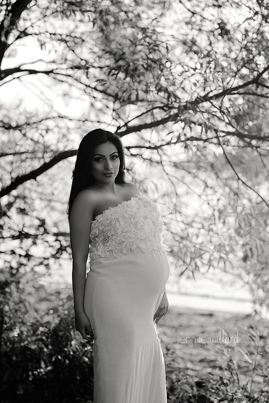 black-and-white-moody-pregnant-portrait-lemoine-point-kingston-ontario-maternity-photographer-01