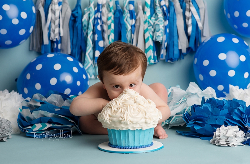 cake-smash-cupcake-baby-boy-blue-backdrop-birthday-milestone