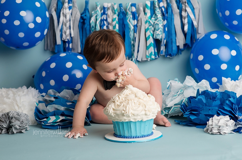 cake-smash-milestone-birthday-portraits-blue-teal-white-banner-backdrop-balloons-kingston-ontario-photographer