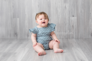 grey-wood-backdrop-baby-mini-session-polka-dot-romper-ygk-photographer