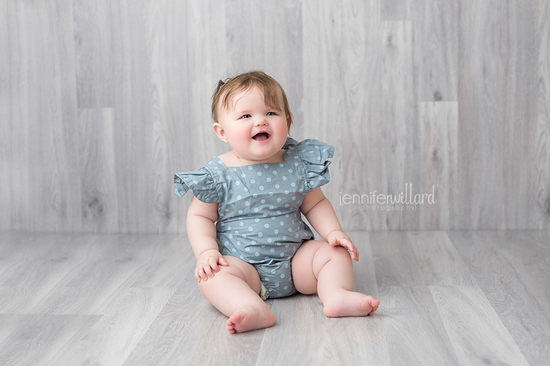 grey-wood-backdrop-baby-mini-session-polka-dot-romper-ygk-photographer