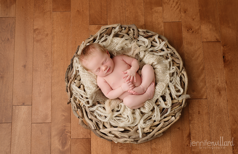 baby-girl-wood-wreath-portrait-kingston-ontario-photographer