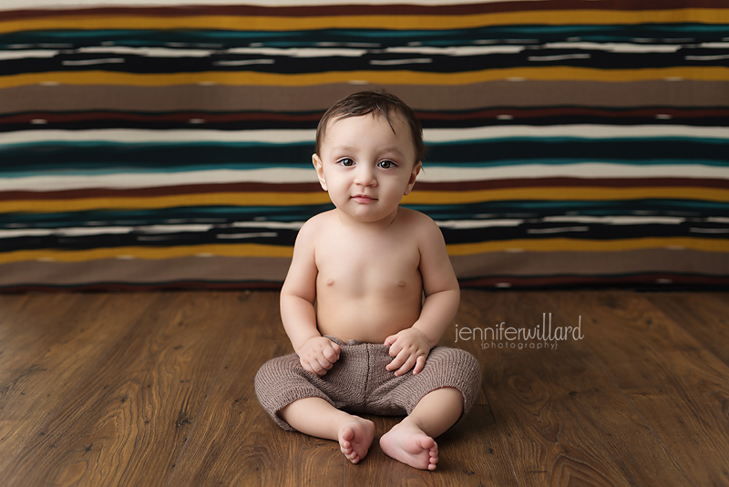 baby-boy-portraits- baby's-first-year-wood-floor-stripped-backdrop-ygk-kingston-photographer-01