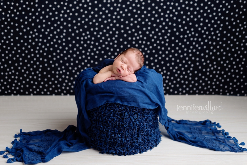 baby-boy-star-backdrop-blue-bucket-wrap-pose-ygk-photographer