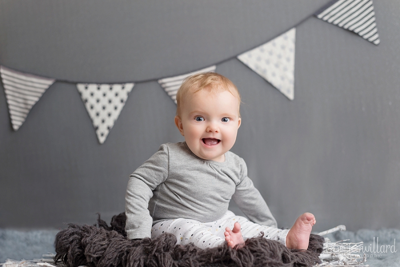 baby-girl-laughing-grey-backdrop-banner