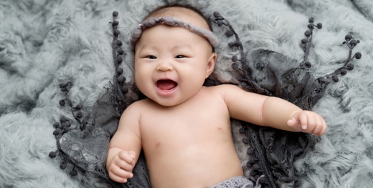 grey-blanket-headband-chinese-baby-girl-portrait