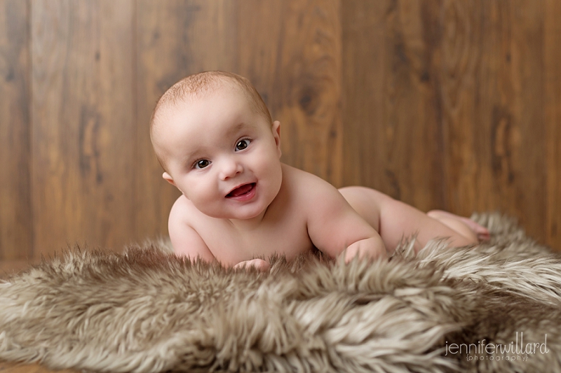 wood-backdrop-brown-fur-baby-portrait-studio-kingston