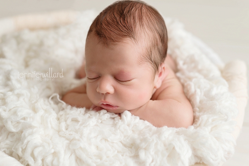 baby-head-on-hands-pose-white-fur