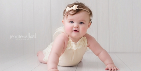 baby-sitter-session-studio-photography-neutral-wood-backdrop