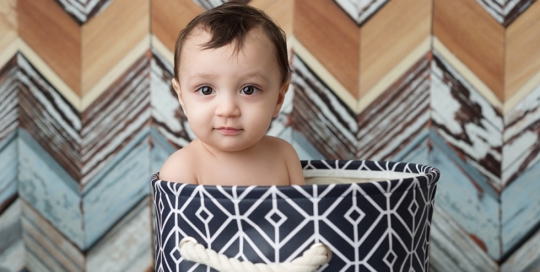 blue-wood-chevron-backdrop-baby-in-bucket-kingston-portrait-studio-01