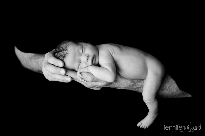 black-and-white-newborn-fathers-hands-pose