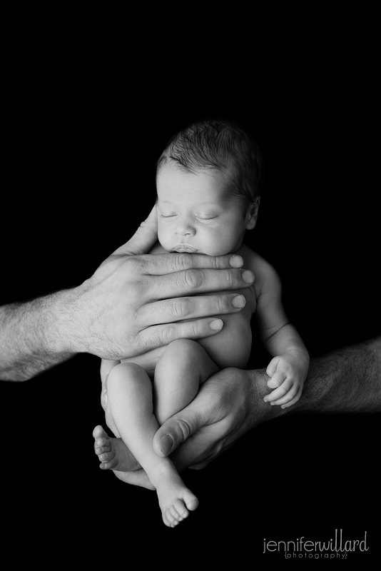 newborn-pose-fathers-hands-black-and-white-kingston-studio-ygk