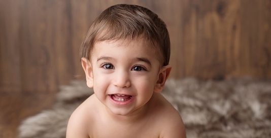 gender-neutral-wood-backdrop-kingston-ontario-photography