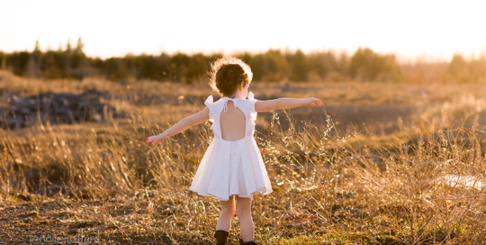 children-girl-portrait-field-golden-sunset-kingston-photographer