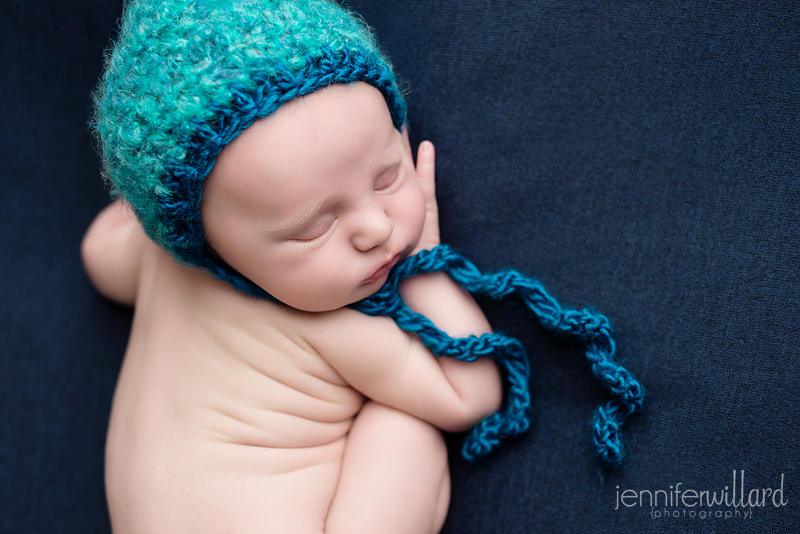 baby-portraits-kingston-ontario-photographer-navy-blue-blanket-teal-hat