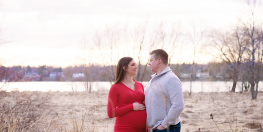 red-shirt-maternity-picture-lemoine-point-park-kingston-ontario-photography