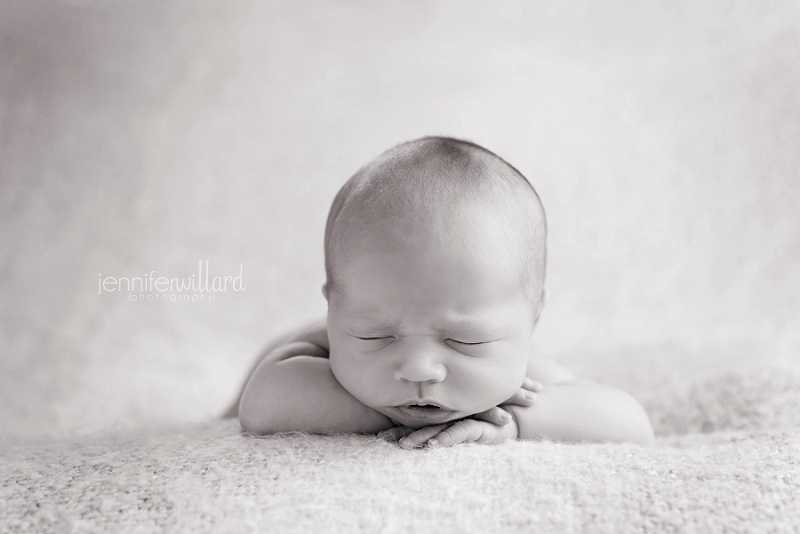 black-and-white-newborn-head-on-hands-baby-portrait-kingston-ontario-photographer