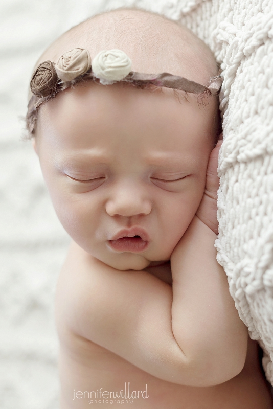 white-blanket-brown-flower-headband-newborn-baby-girl-picture