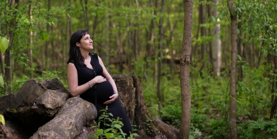 elegant outdoor portrait pregnant expecting mother lemoine point kingston ontario maternity photographer