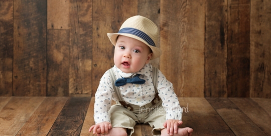 6 Month Baby Boy on wood backdrop in Kingston Ontario Photography Studio_0001