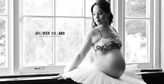 pregnant ballerina picture in white tutu in Kingston ontario by Jennifer Willard Photography