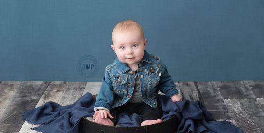 baby-6-month-milestone-blue-backdrop-sitter-Kingston-baby-photos