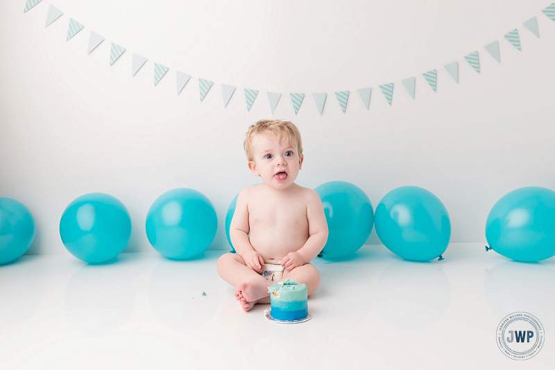 First Birthday Cake Smash Blue White banner balloon Kingston Baby Photographer