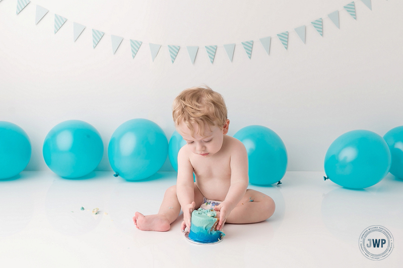 First Birthday Cake Smash Blue White banner balloon Kingston Baby Photographer