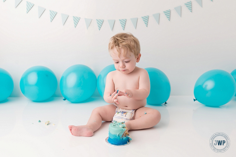 First Birthday Cake Smash Blue White banner balloon Kingston Baby Photographer