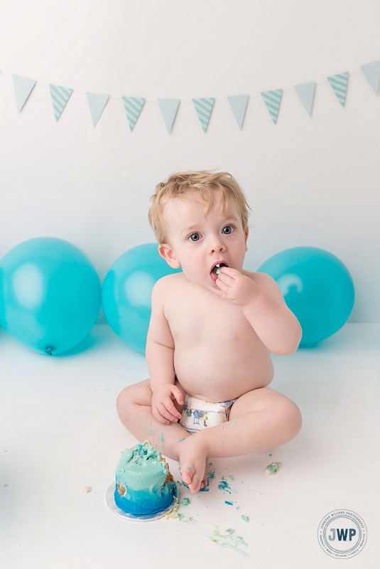 First Birthday Cake Smash Blue White banner balloon Kingston Baby Photographer