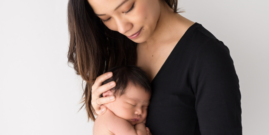 newborn mother posed picture kingston ontario photographer